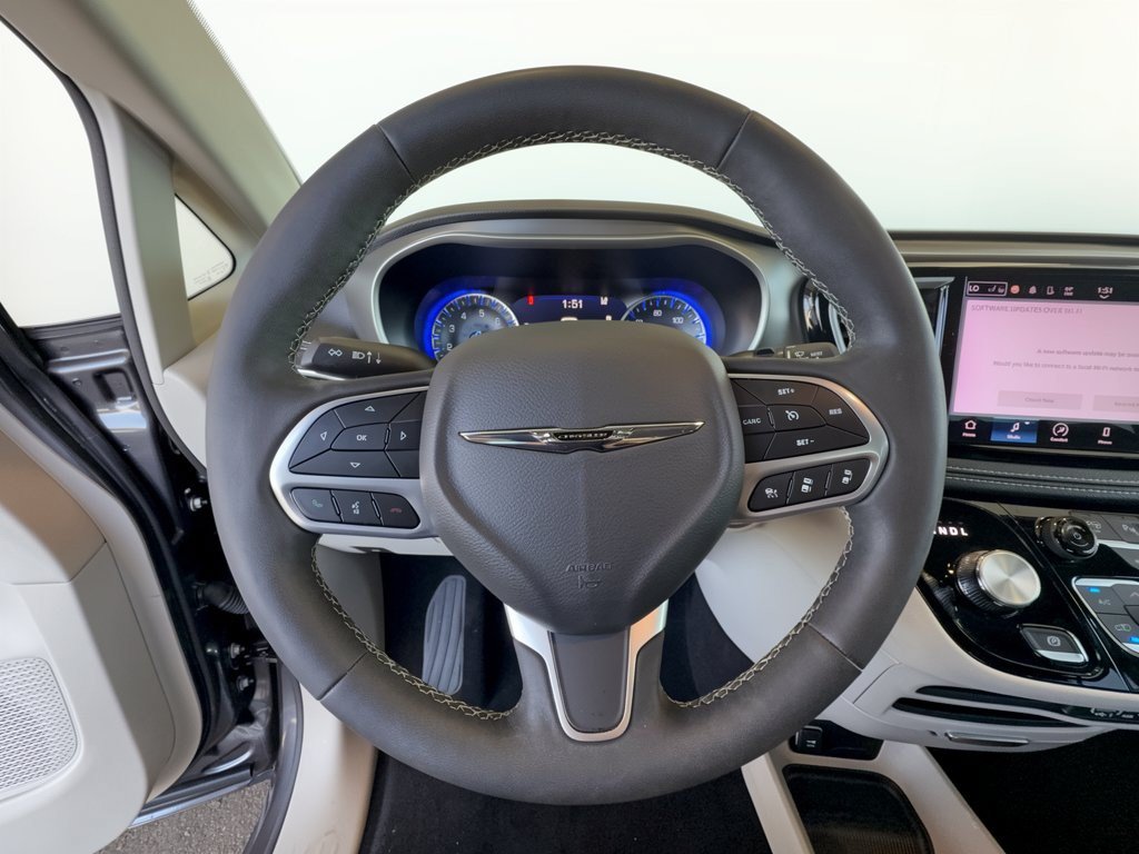 Used 2023 Chrysler Pacifica Touring-L FWD image 10