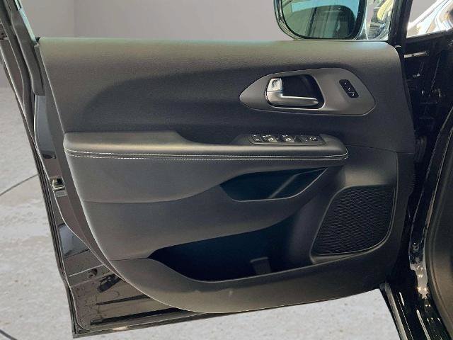 Used 2025 Chrysler Pacifica Select FWD image 15