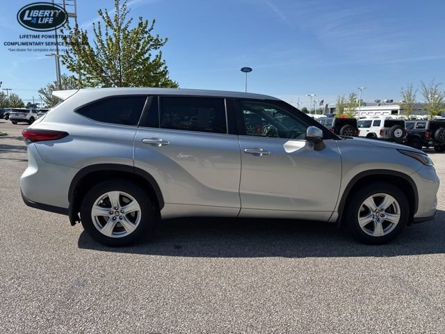 Used 2023 Toyota Highlander LE FWD image 8