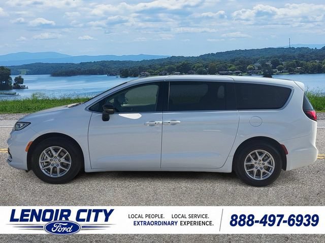 Used 2024 Chrysler Pacifica Touring-L FWD image 6