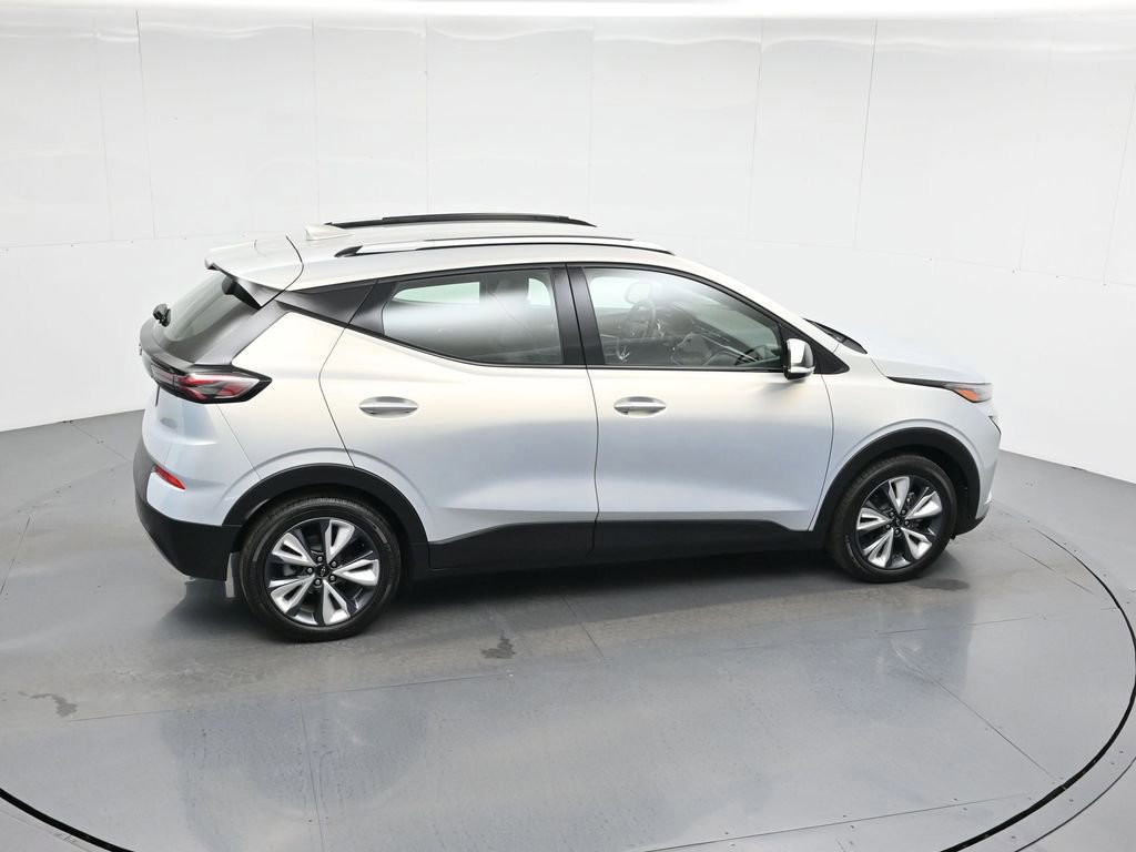 Used 2022 Chevrolet Bolt EUV LT w/ Convenience Package image 14