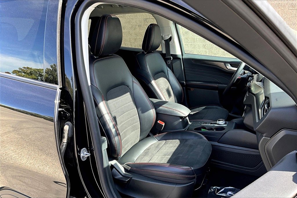 Certified 2022 Ford Escape SEL w/ SEL Stealth AWD Package image 7