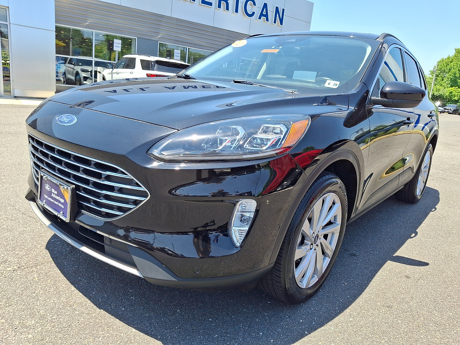 Certified 2022 Ford Escape Titanium w/ Titanium Elite Package AWD/4WD image 4
