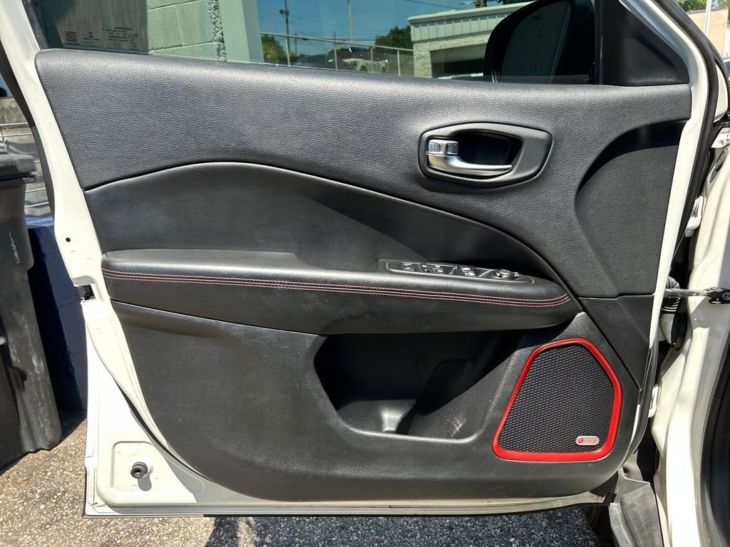 Used 2018 Jeep Compass Trailhawk w/ Leather Interior Group AWD/4WD image 9