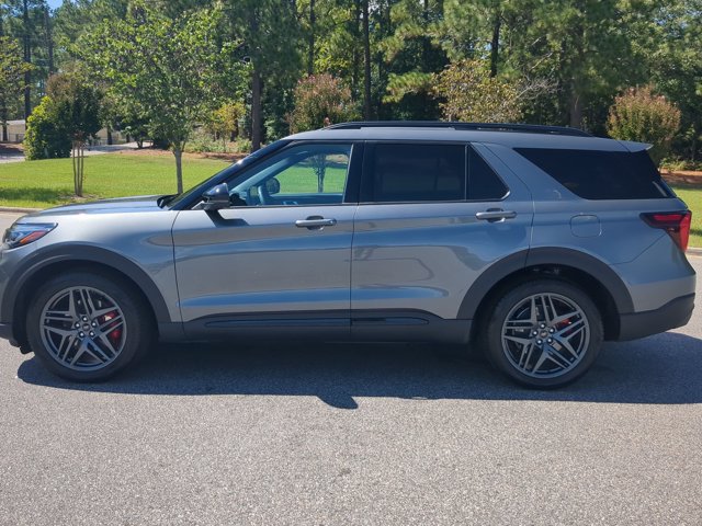 Certified 2025 Ford Explorer ST AWD/4WD image 7