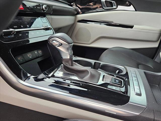 Used 2024 Kia Carnival EX FWD image 14