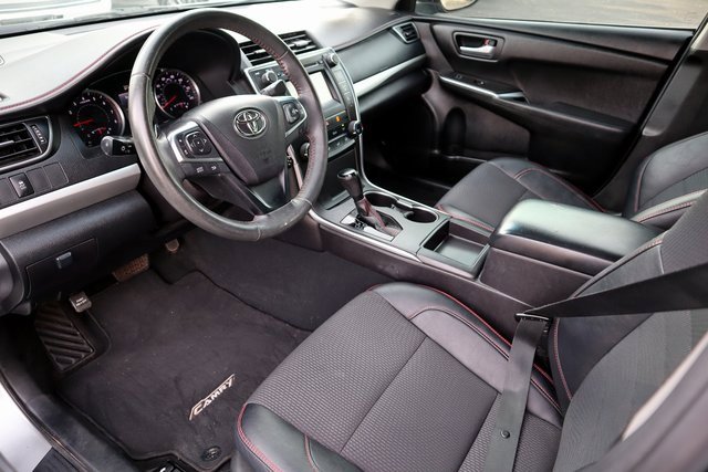 Used 2017 Toyota Camry SE image 3