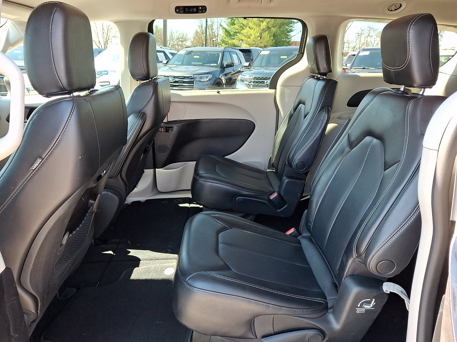 Used 2023 Chrysler Pacifica Touring-L FWD image 13
