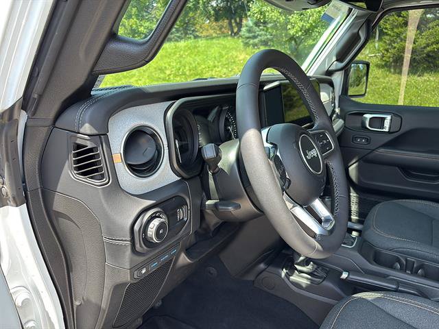 Used 2025 Jeep Wrangler Unlimited Sahara AWD/4WD image 13