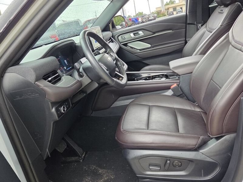 Certified 2025 Ford Explorer Platinum RWD image 6