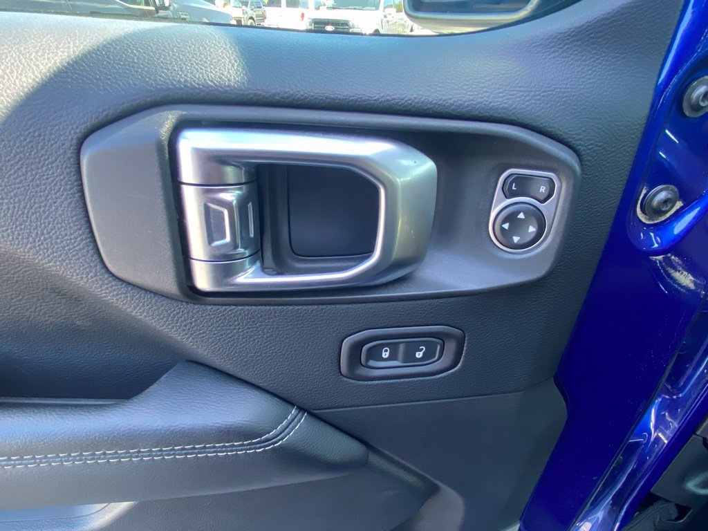 Used 2018 Jeep Wrangler Unlimited Sahara AWD/4WD image 11