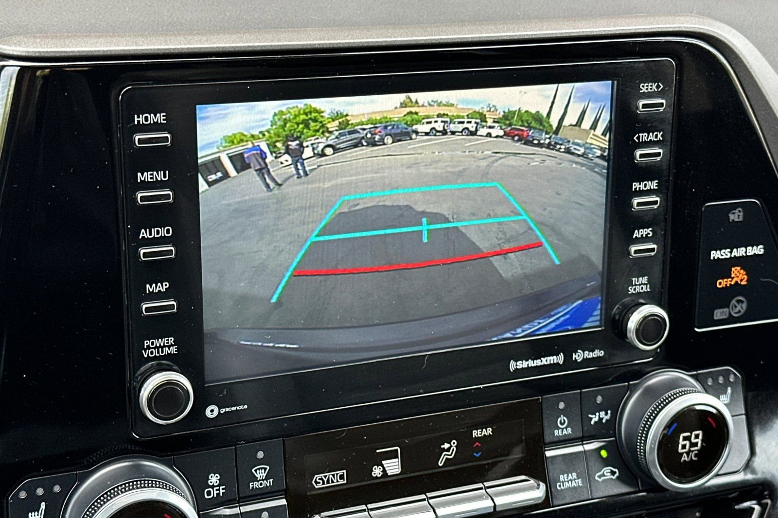 Used 2022 Toyota Highlander XLE AWD/4WD image 16