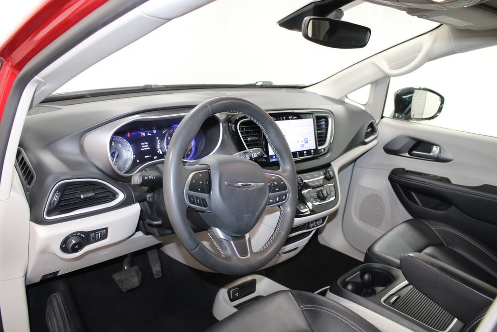 Used 2024 Chrysler Pacifica Touring-L FWD image 23