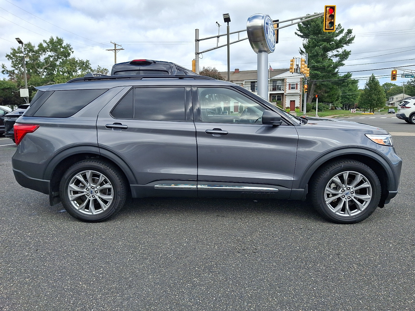 Certified 2022 Ford Explorer XLT w/ Equipment Group 202A AWD/4WD image 12