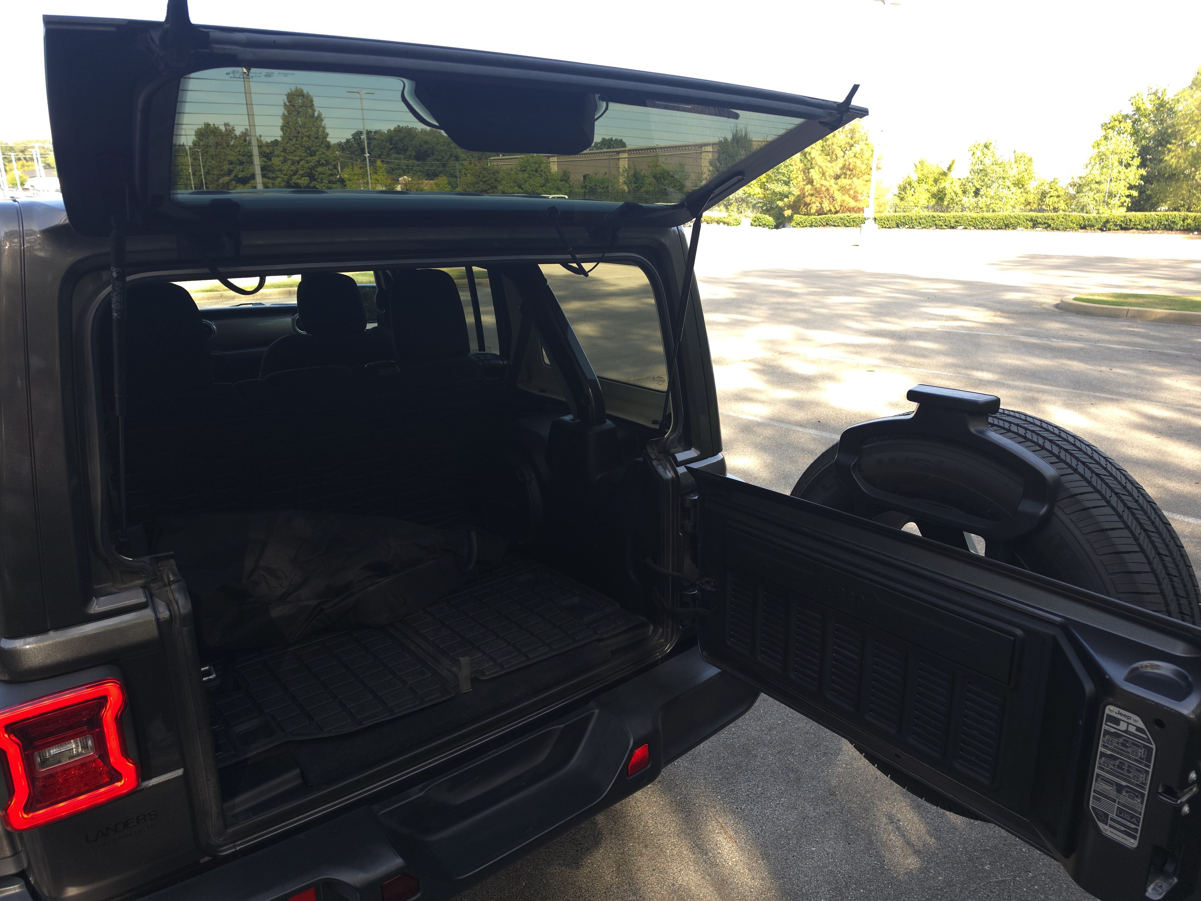 Used 2020 Jeep Wrangler Unlimited Sahara AWD/4WD image 18