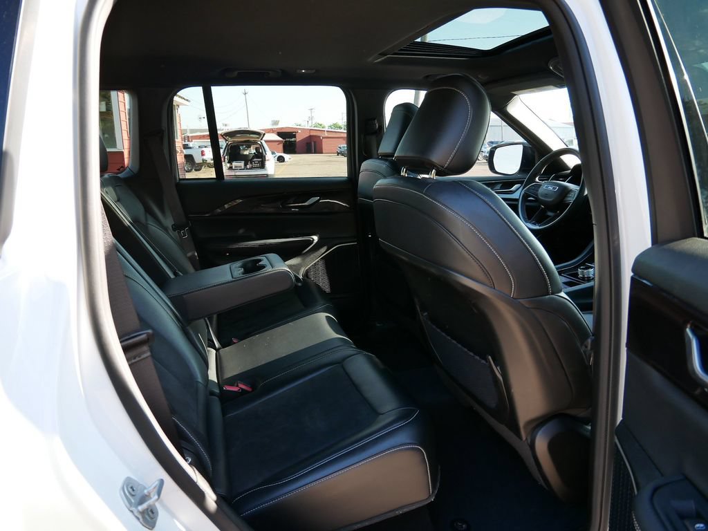 Used 2022 Jeep Grand Cherokee Altitude AWD/4WD image 9