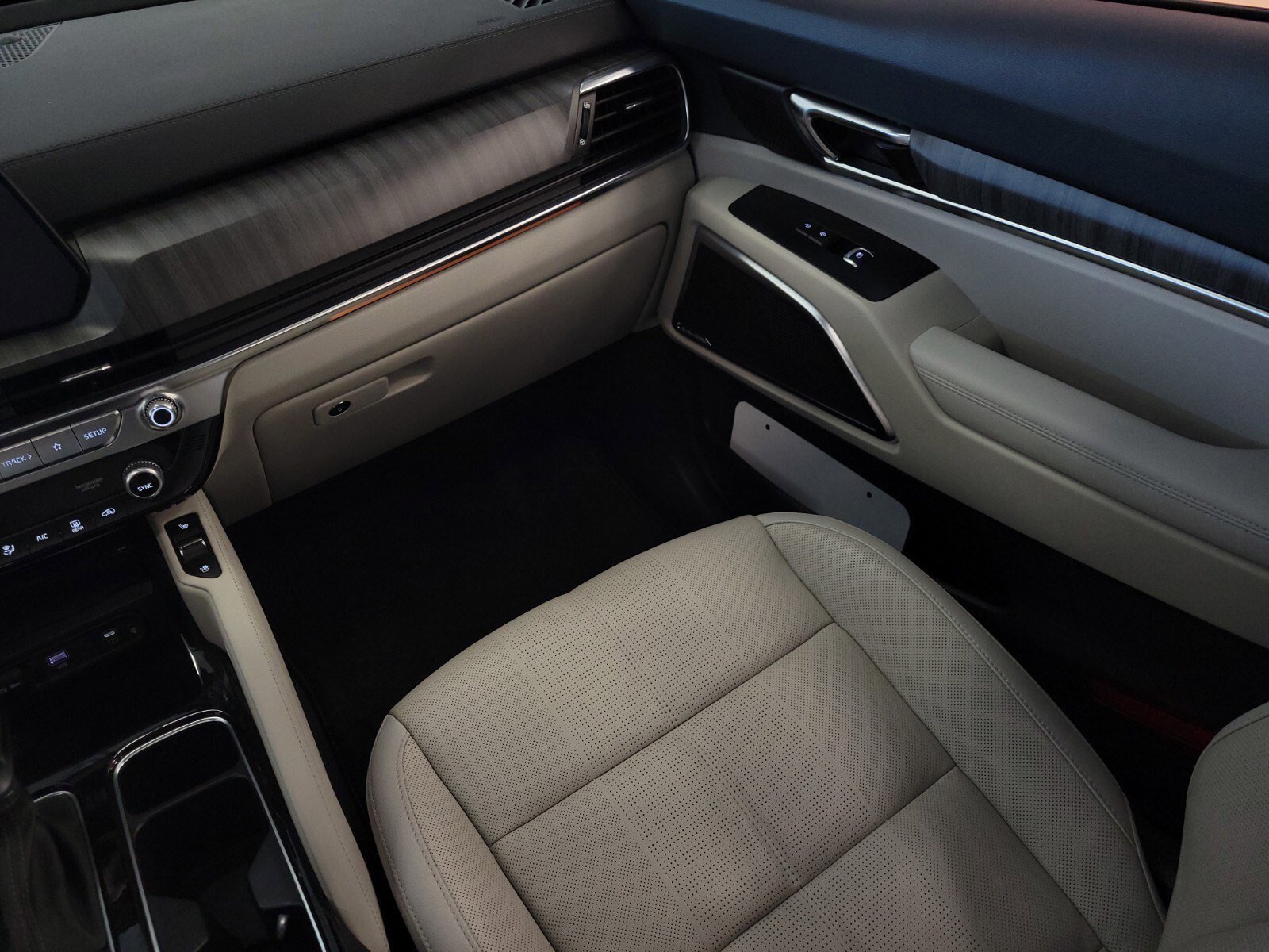 Used 2024 Kia Telluride SX w/ Towing Package image 15