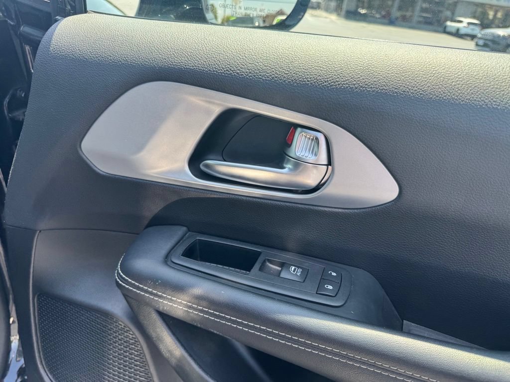 Used 2025 Chrysler Pacifica Limited FWD image 15