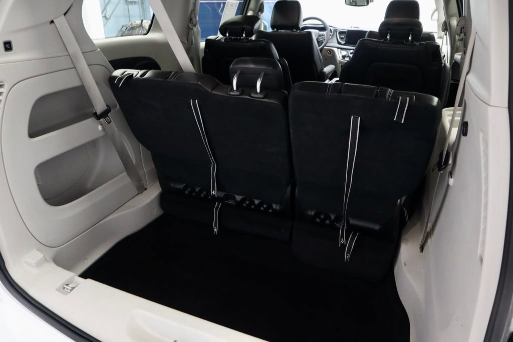 Used 2023 Chrysler Pacifica Touring-L image 13