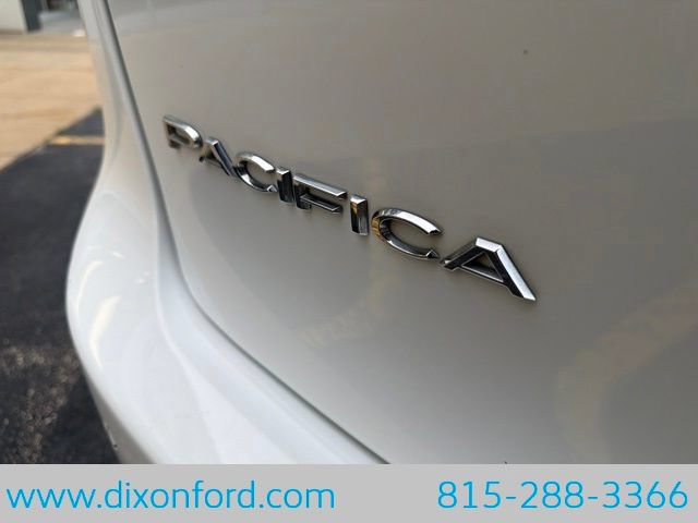Used 2023 Chrysler Pacifica Touring-L FWD image 27