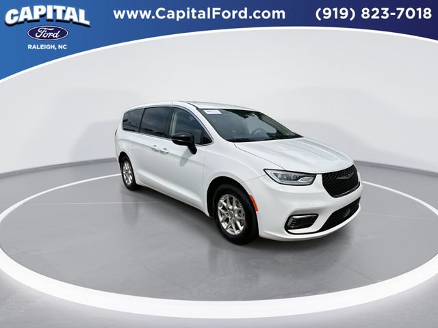 Used 2024 Chrysler Pacifica Touring-L FWD image 2