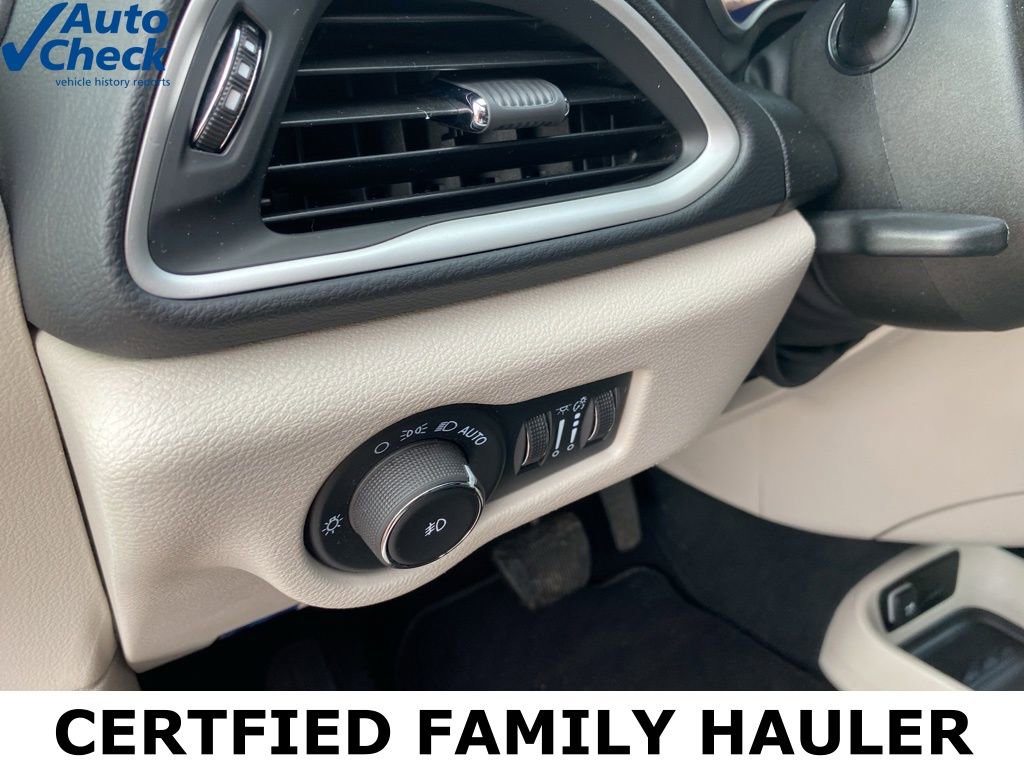 Used 2024 Chrysler Pacifica Touring-L image 29