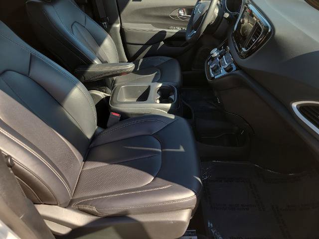 Used 2025 Chrysler Pacifica Select FWD image 11
