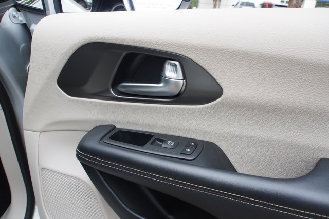 Used 2024 Chrysler Pacifica Touring-L FWD image 15