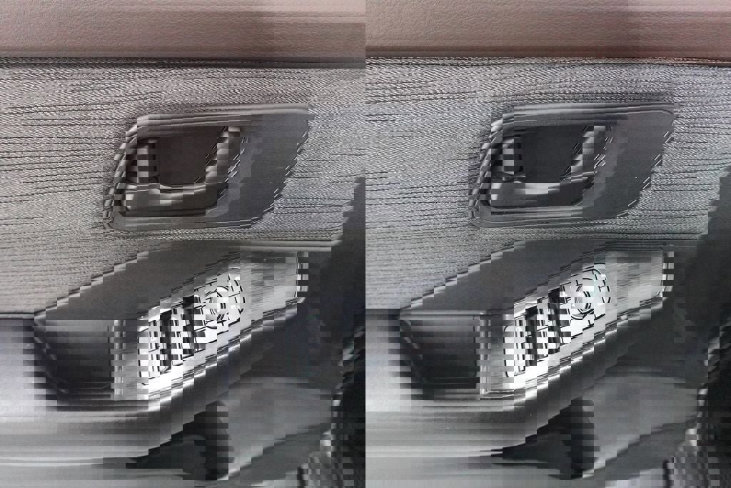 Used 2023 Nissan Rogue S image 9