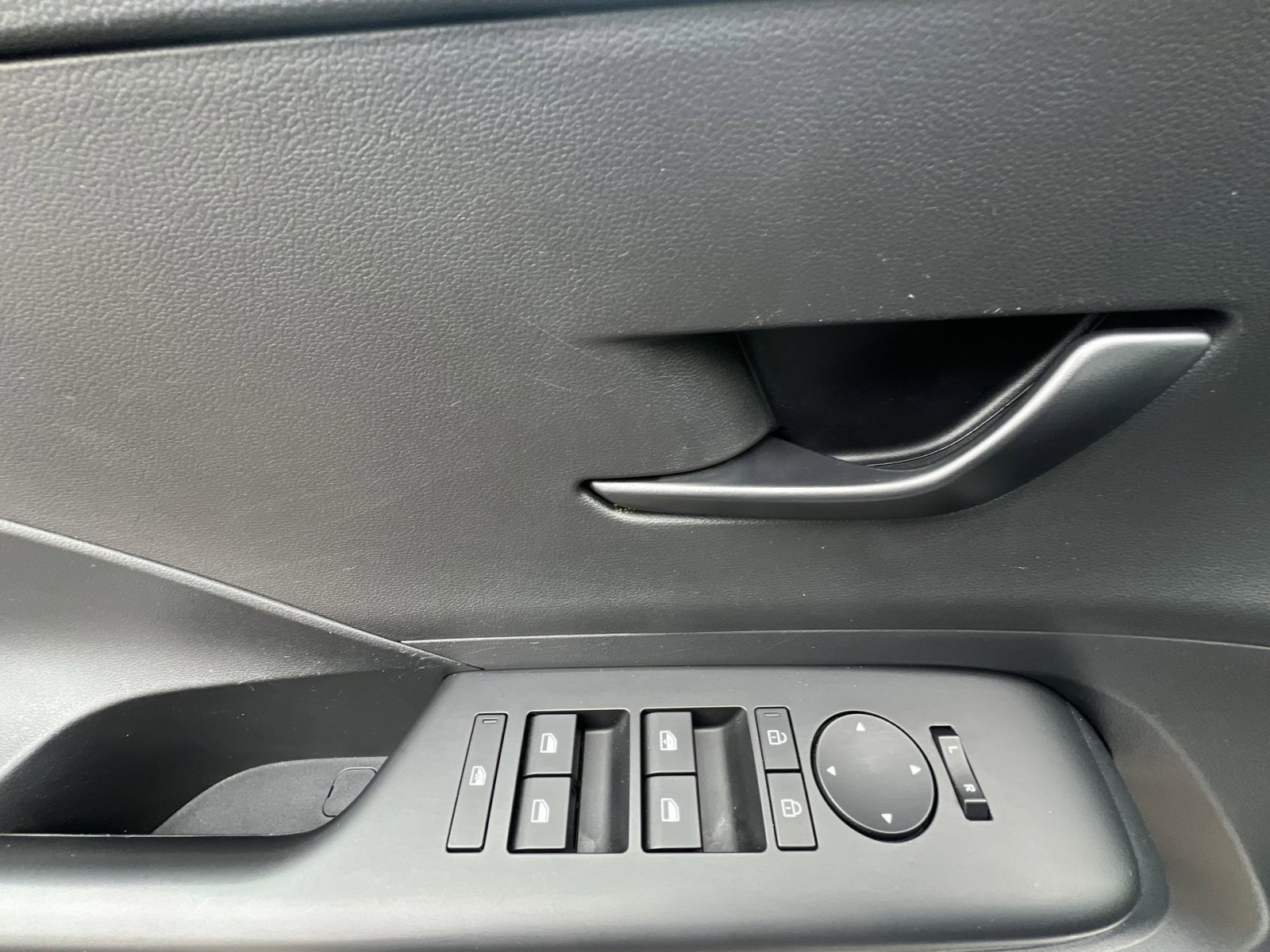 Used 2025 Hyundai Kona SEL FWD image 23