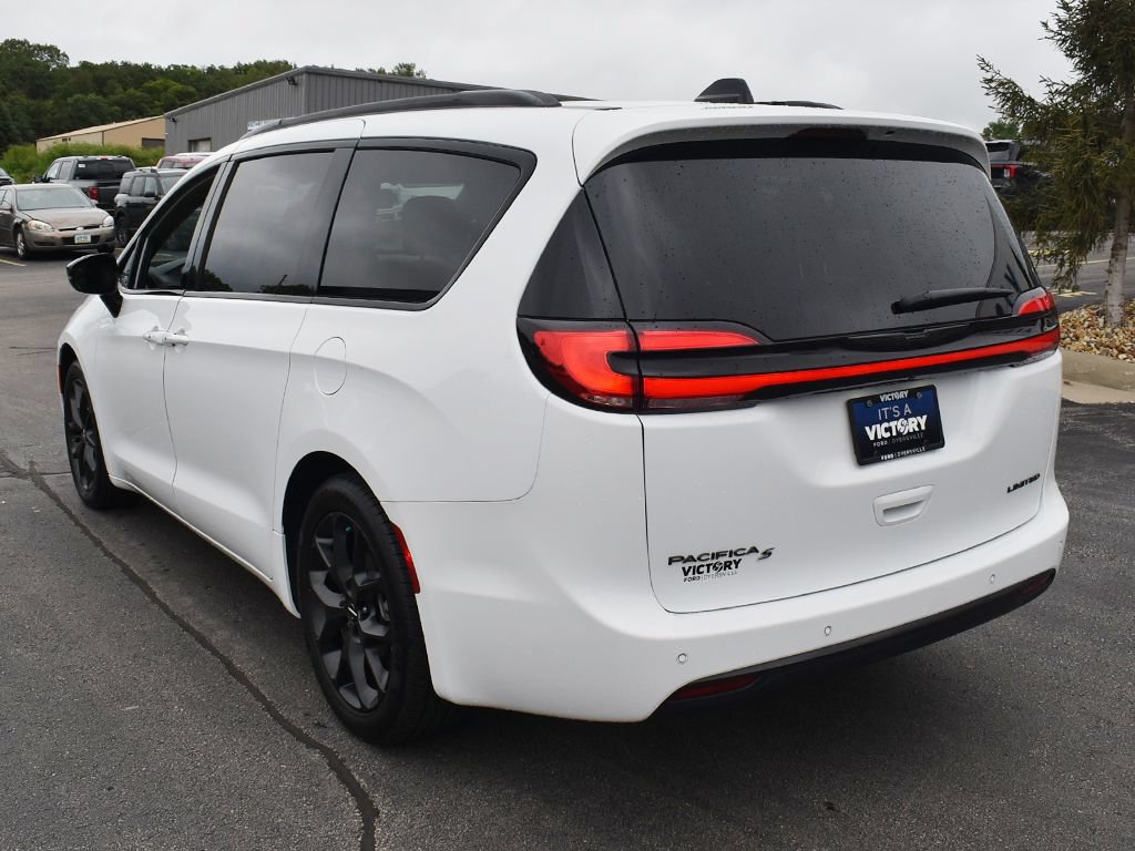 Used 2025 Chrysler Pacifica Limited FWD image 3