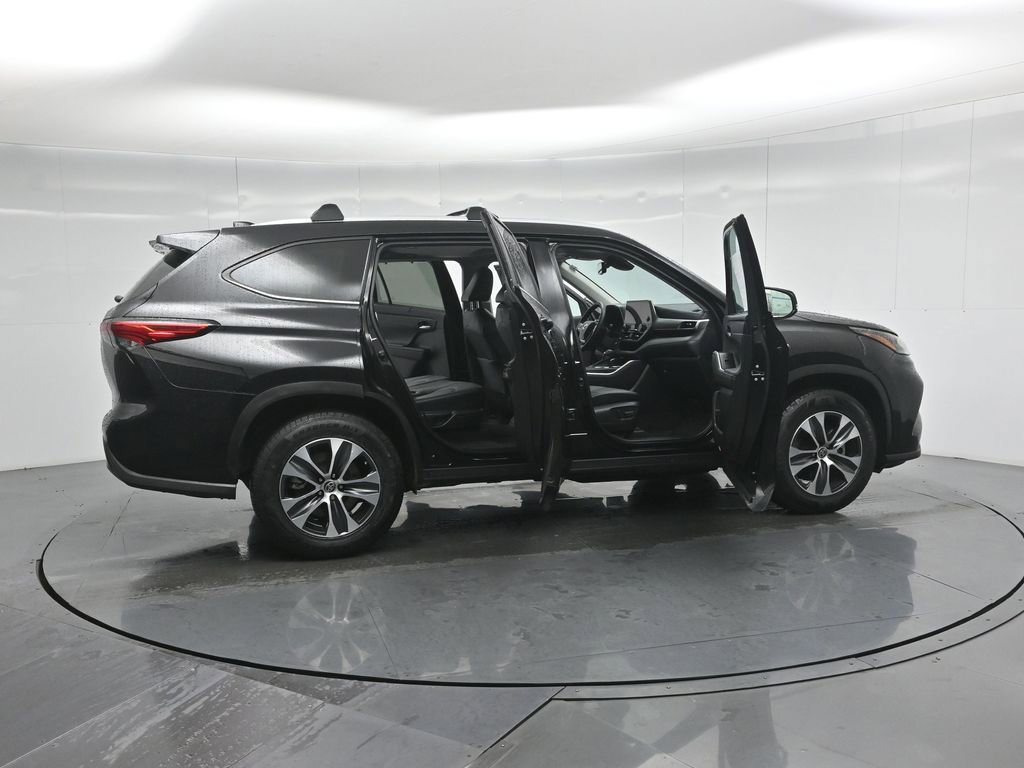 Used 2023 Toyota Highlander XLE image 4