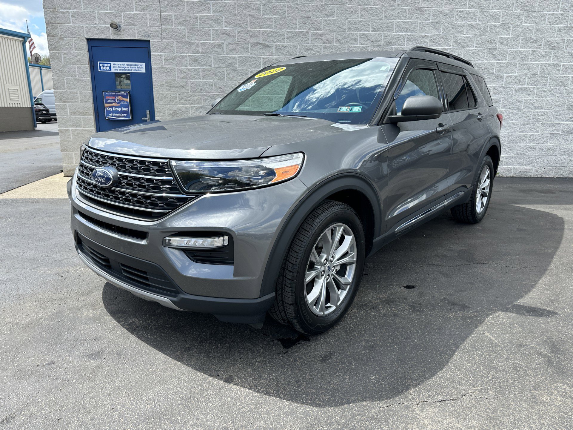 Certified 2022 Ford Explorer XLT w/ Equipment Group 202A AWD/4WD image 1