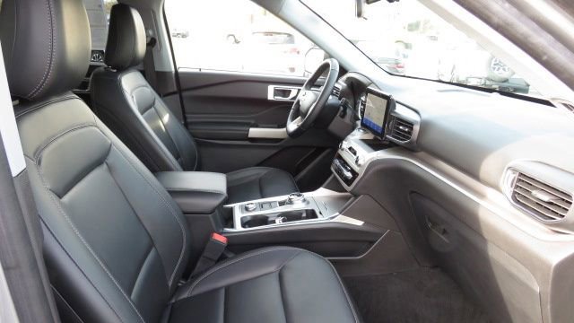 Certified 2022 Ford Explorer XLT w/ Equipment Group 202A image 16