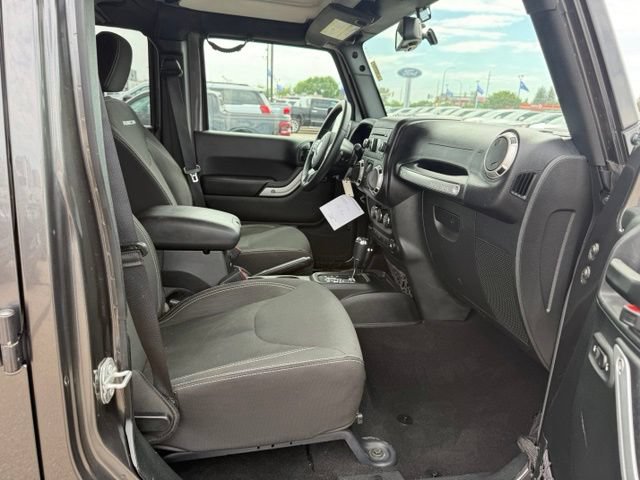 Used 2017 Jeep Wrangler Unlimited Rubicon w/ Connectivity Group AWD/4WD image 12