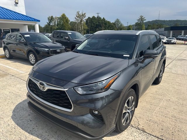 Used 2023 Toyota Highlander XLE AWD/4WD image 2