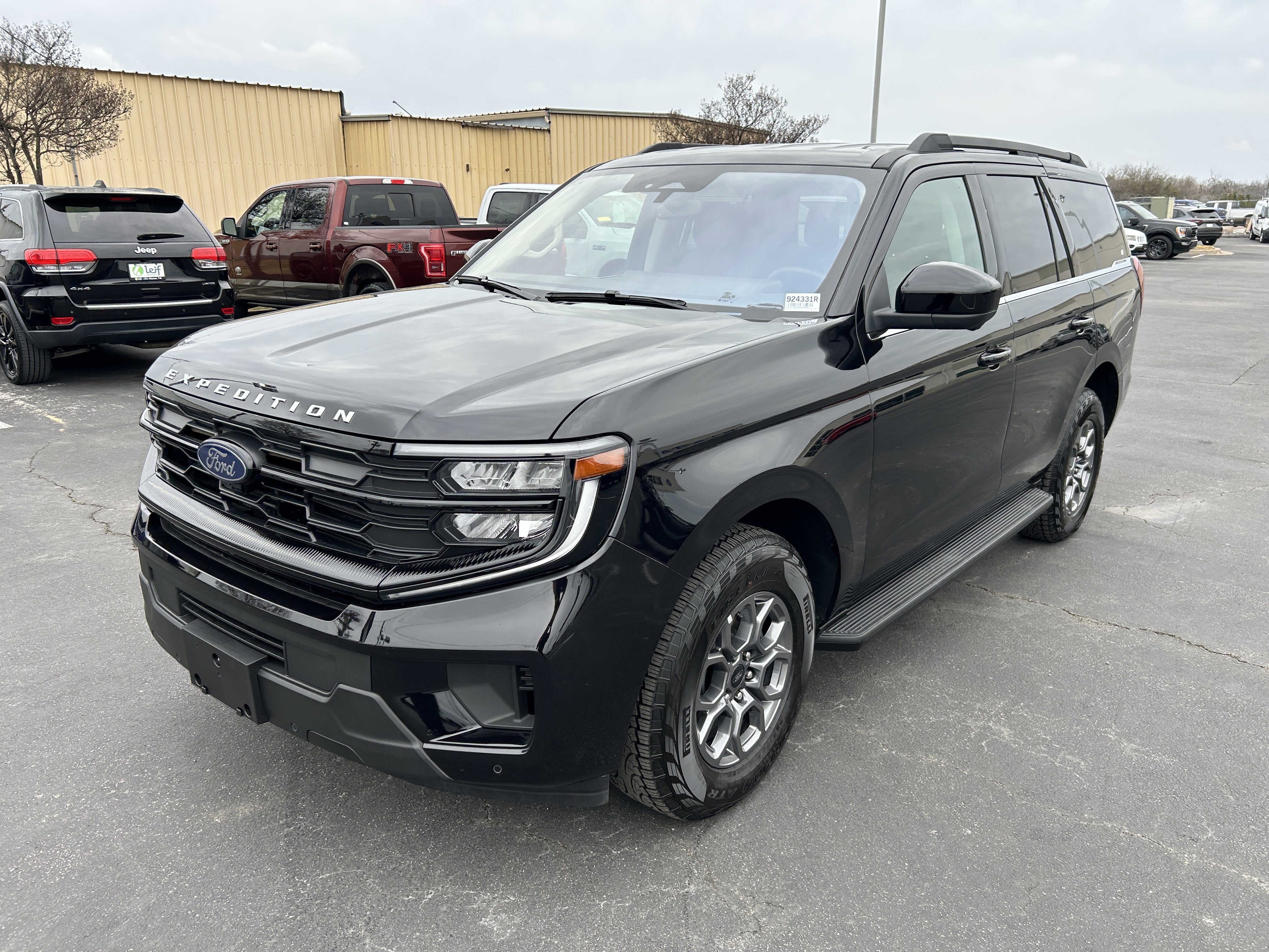 Certified 2025 Ford Expedition Active image 3