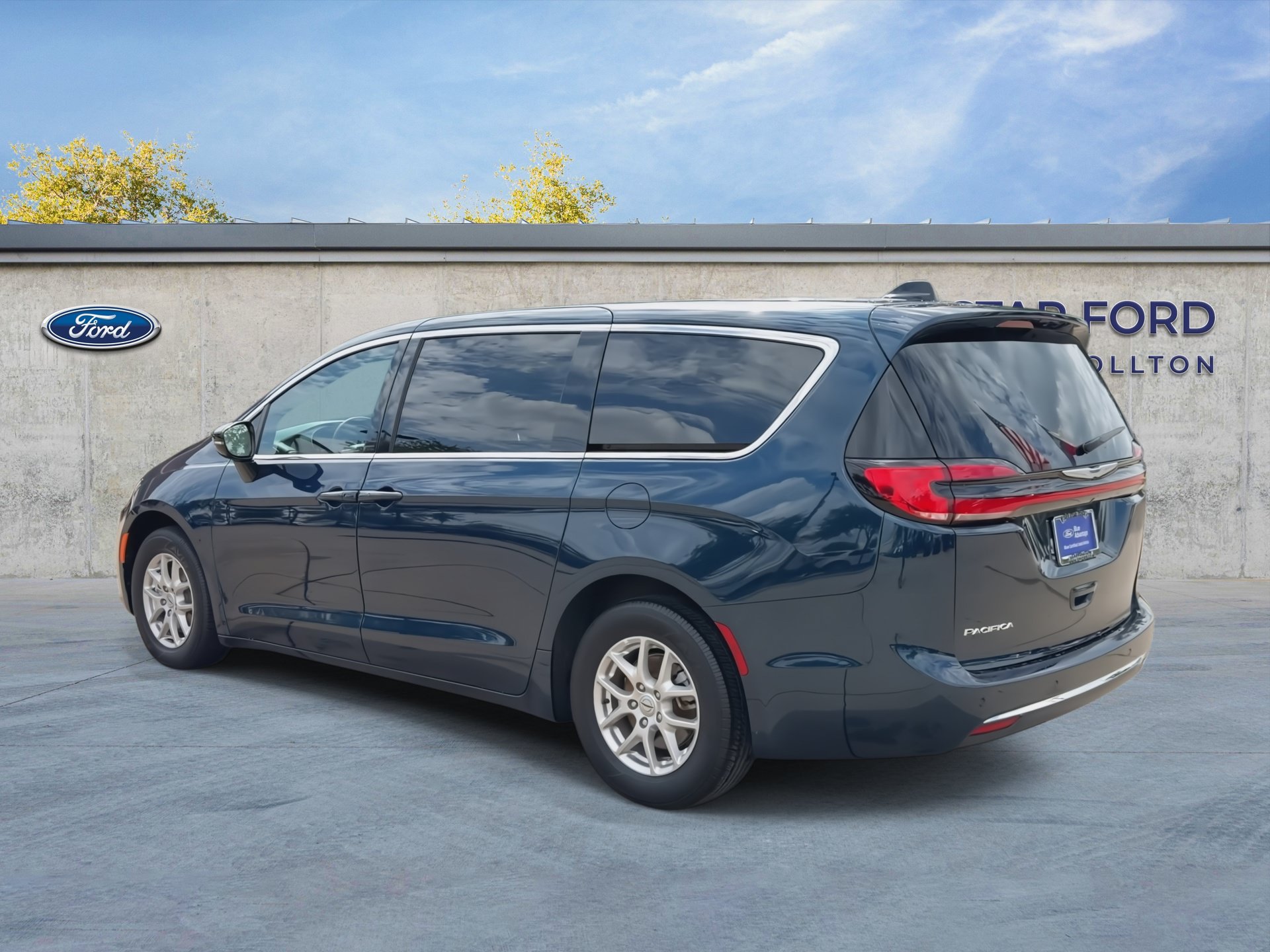 Used 2025 Chrysler Pacifica Select FWD image 6