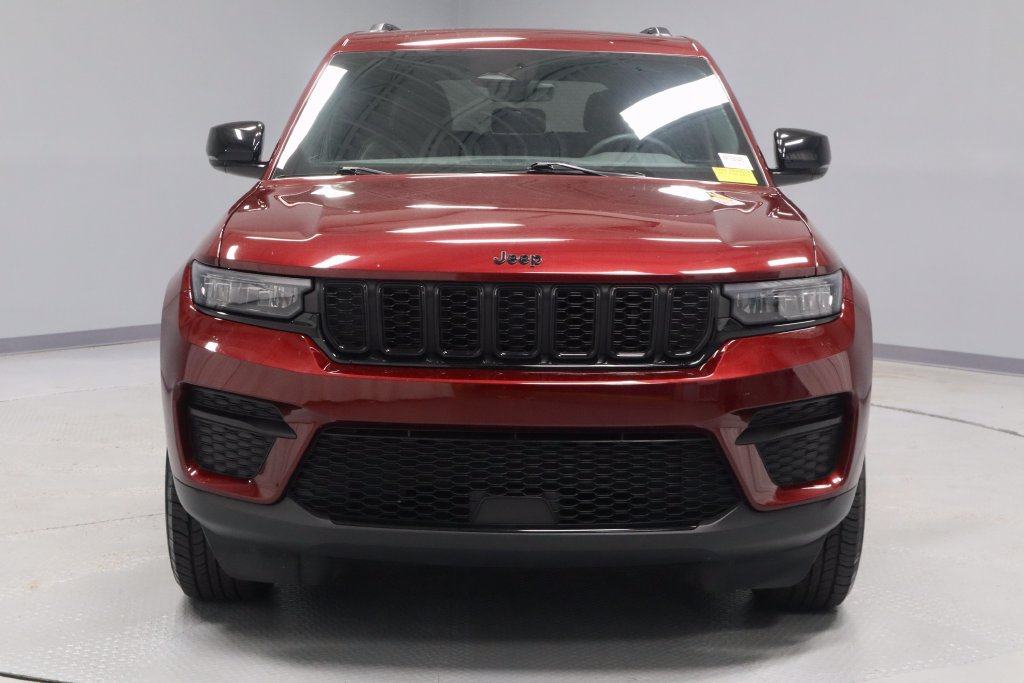 Used 2025 Jeep Grand Cherokee Altitude AWD/4WD image 6