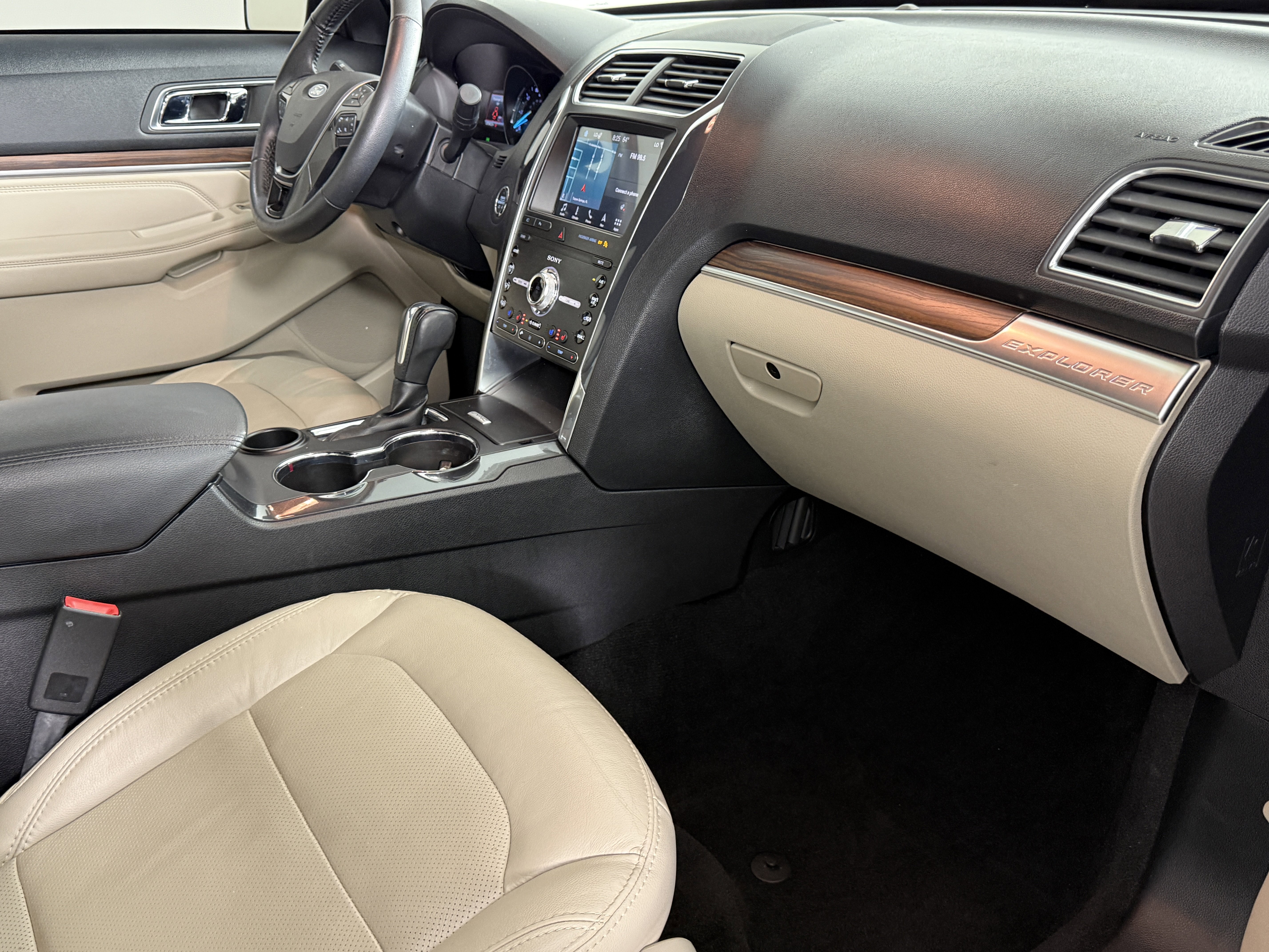 Certified 2019 Ford Explorer Limited w/ Ford Safe & Smart Package image 10