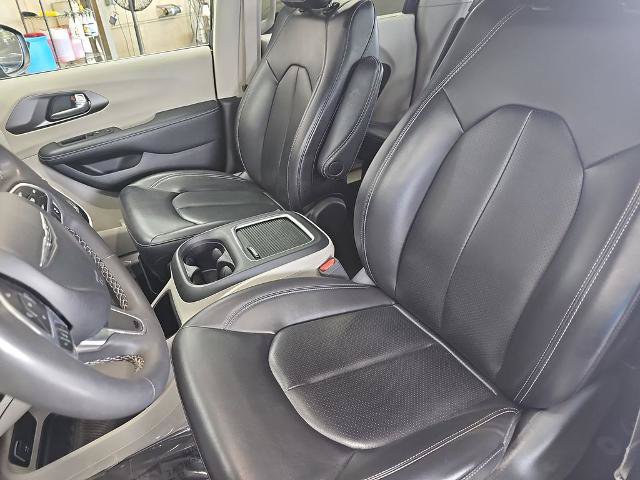 Used 2023 Chrysler Pacifica Touring-L FWD image 15