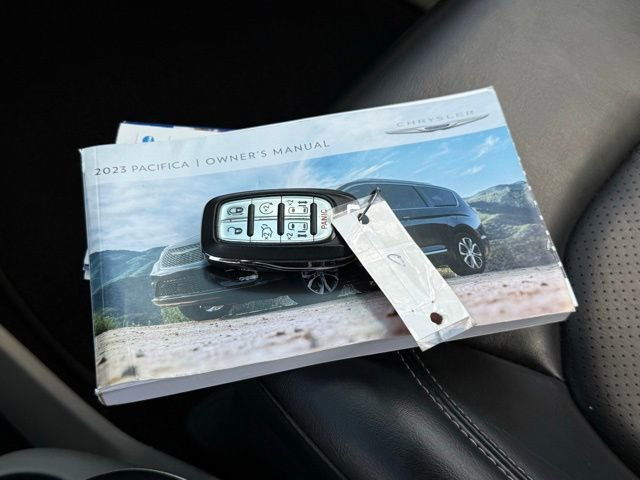 Used 2023 Chrysler Pacifica Touring-L image 16