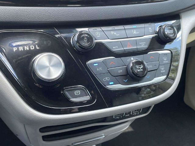 Used 2024 Chrysler Pacifica Touring-L FWD image 9