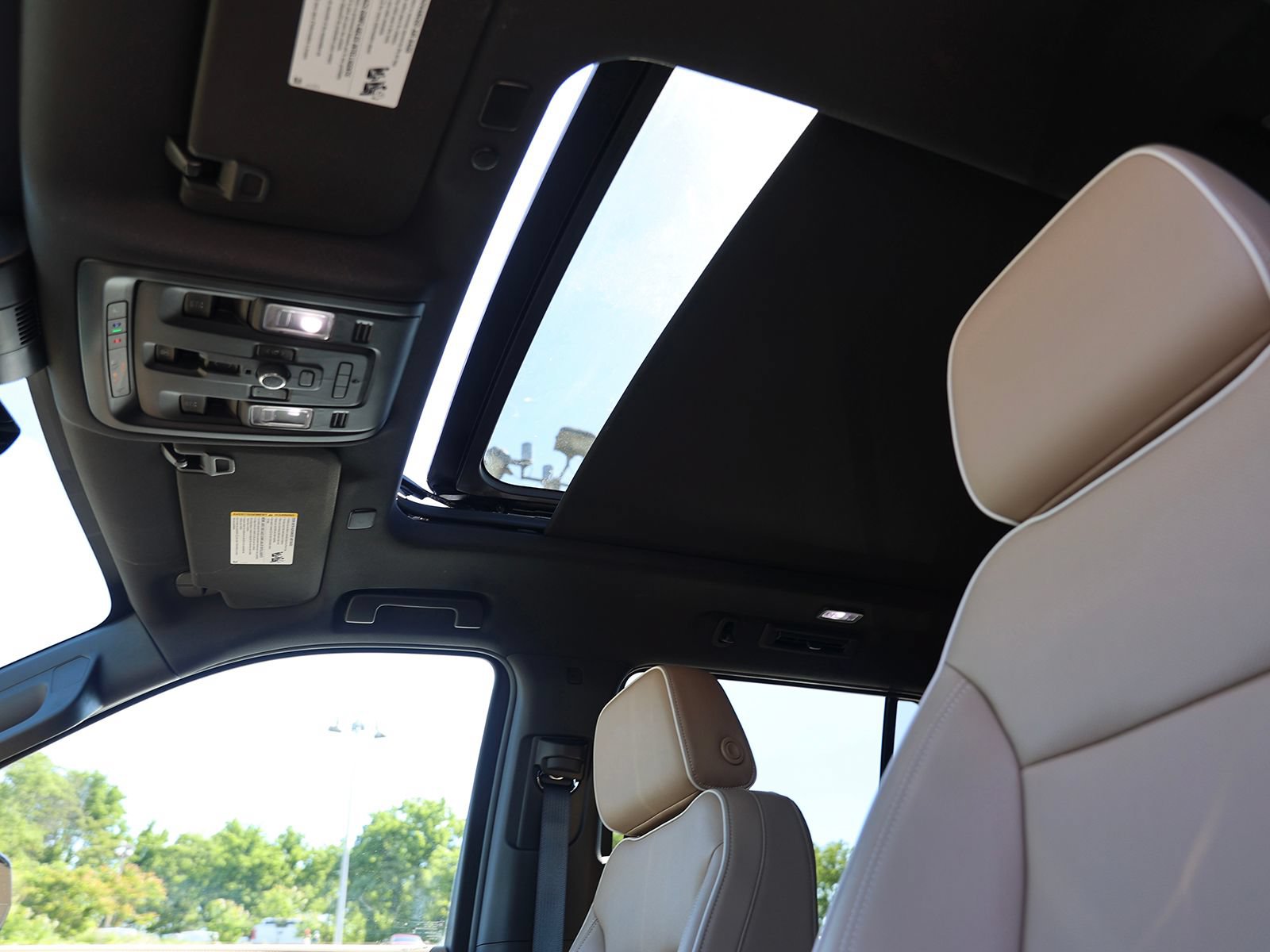 Used 2024 Chevrolet Tahoe Premier AWD/4WD image 22