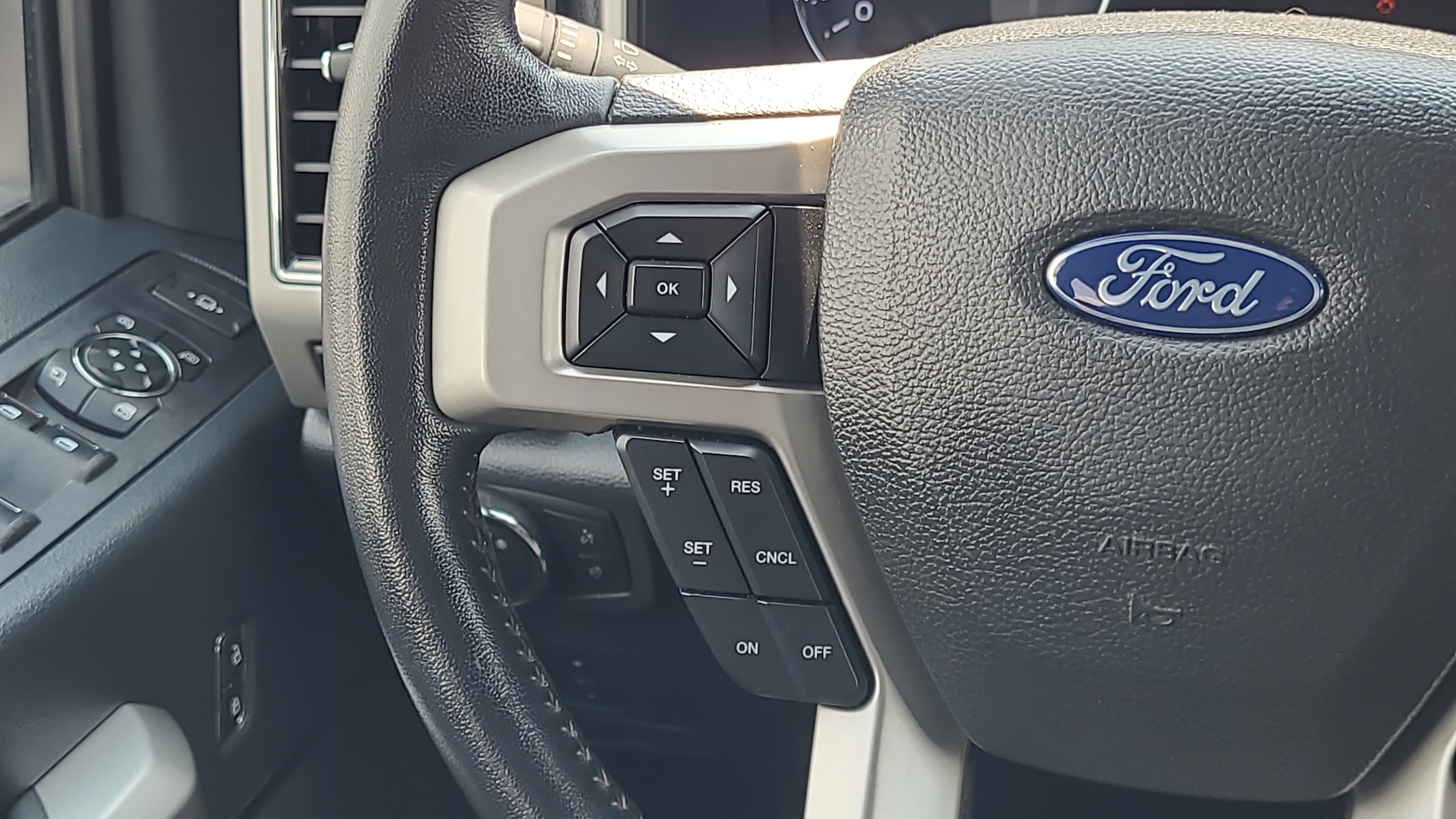 Certified 2022 Ford F250 Lariat w/ Tremor Off-Road Package AWD/4WD image 14