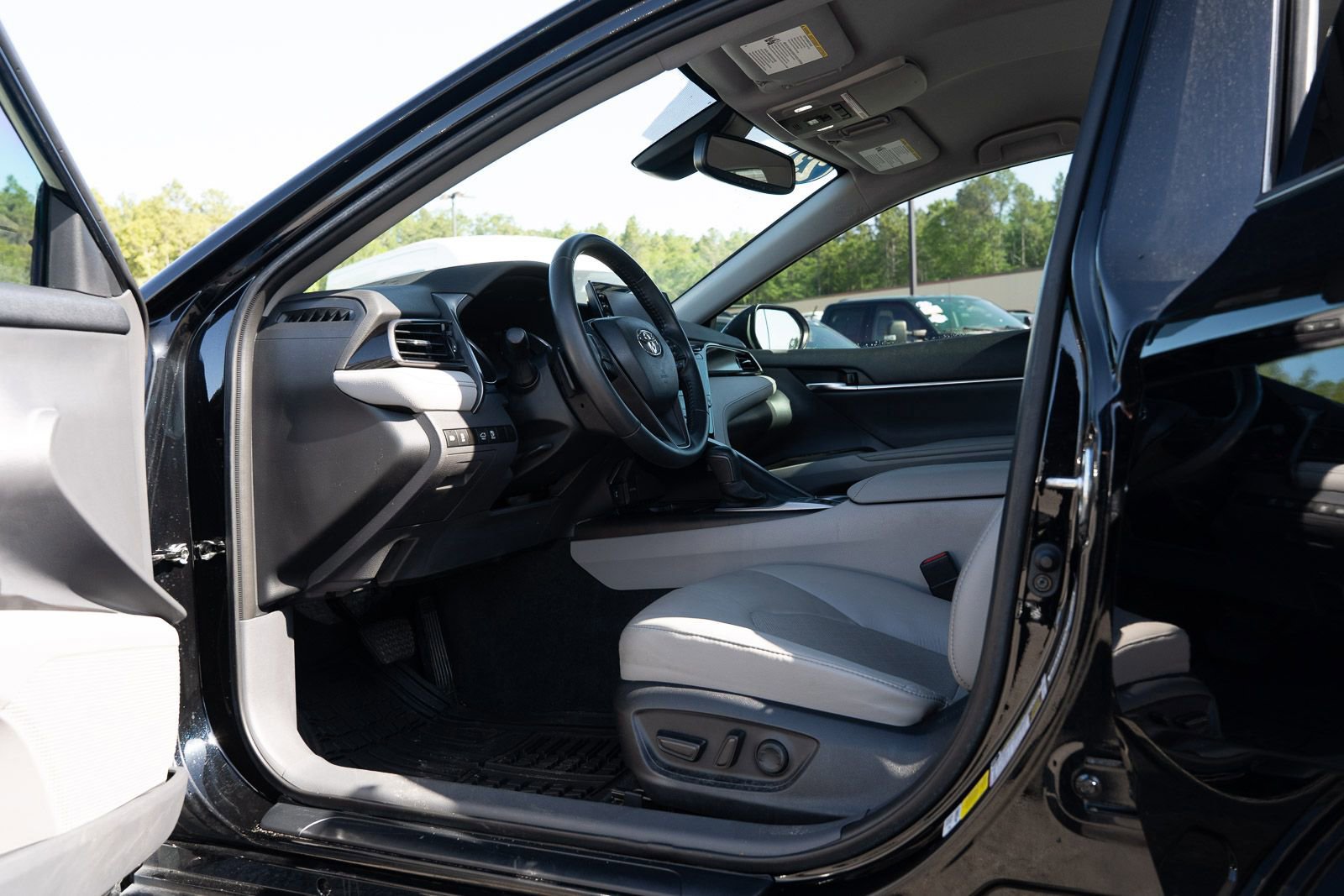 Used 2023 Toyota Camry XSE FWD image 17