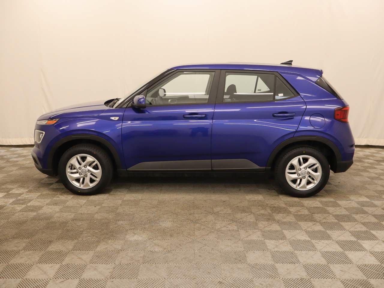 Used 2022 Hyundai Venue SE FWD image 2