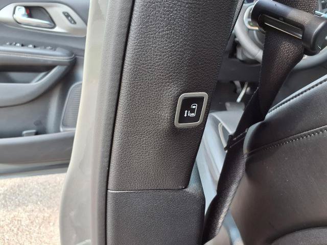 Used 2025 Chrysler Pacifica Select FWD image 18