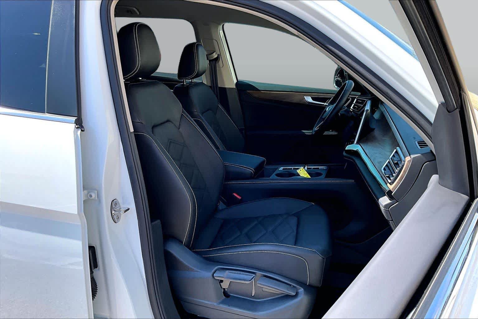 Used 2025 Volkswagen Atlas SE FWD image 11