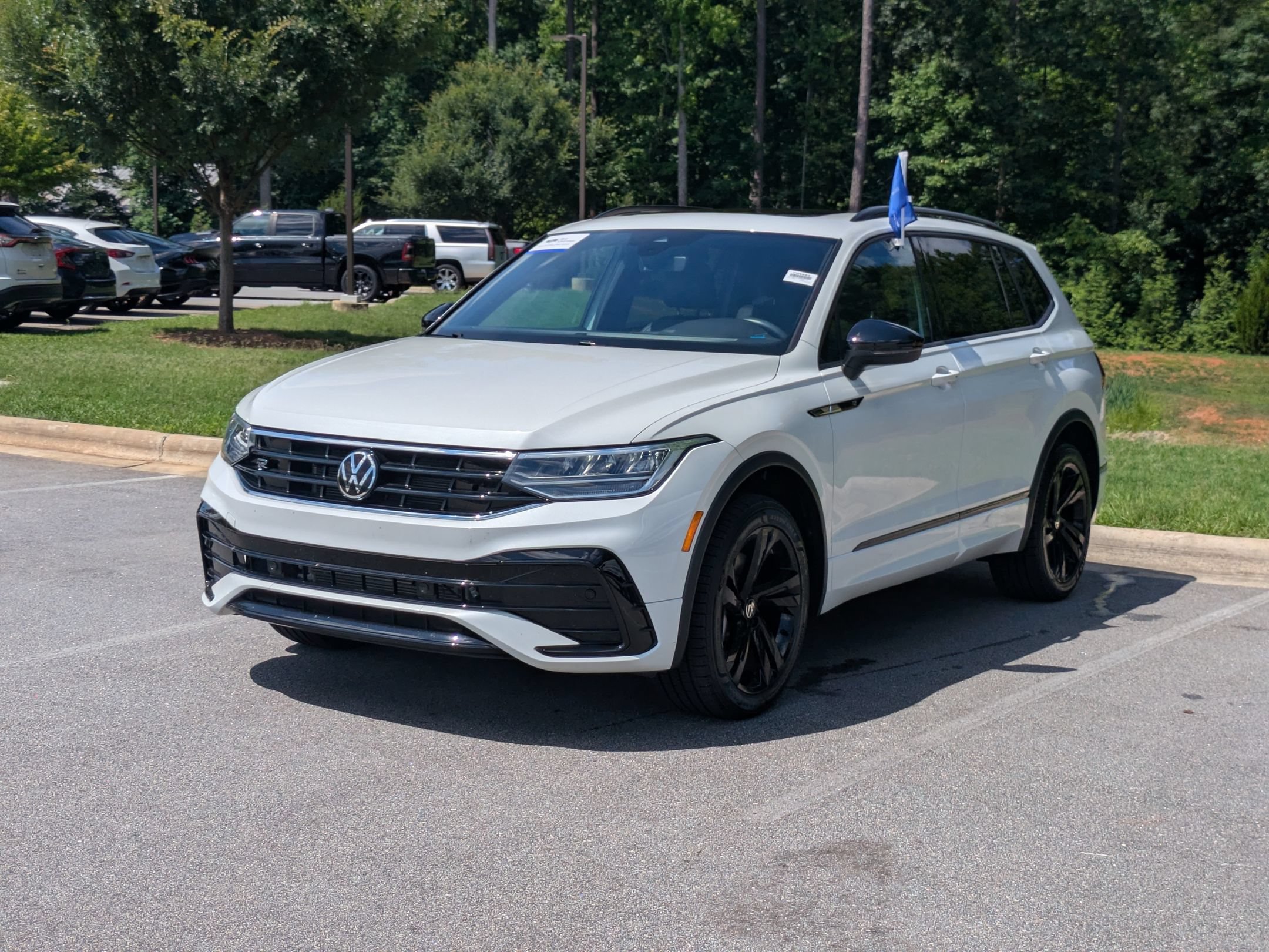 Used 2024 Volkswagen Tiguan SE R-Line FWD image 6